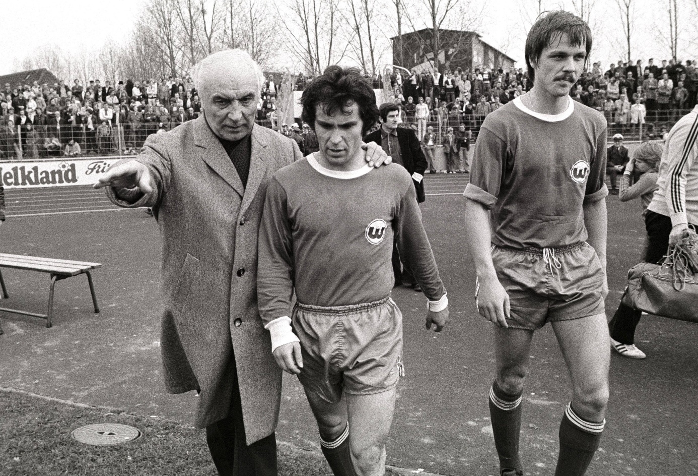 VfL Wolfsburg gegen Hannover 96 (0:1) am 12.03.1977. Trainer Miroslav Momirski. Foto: Imago Images