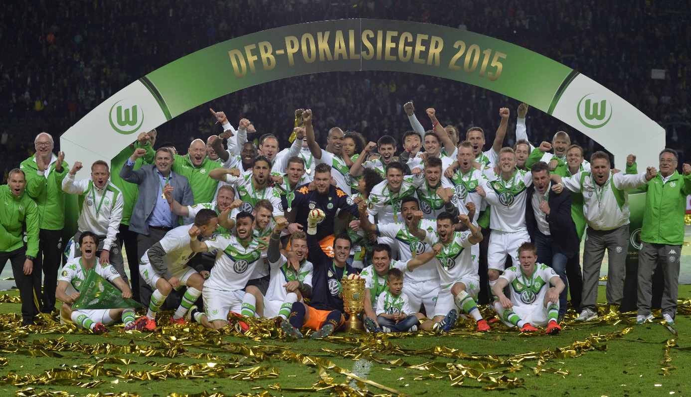 Der VfL Wolfsburg wird im Jahr 2015 erstmals Deutscher Pokalsieger. Foto: Imago Images/MIS