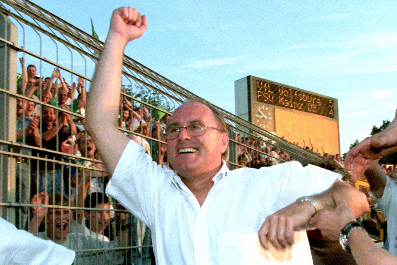 Willi Reimann (rechts) führt Wolfsburg im Mai 1997 in die Bundesliga. Foto: Imago Images/Rust