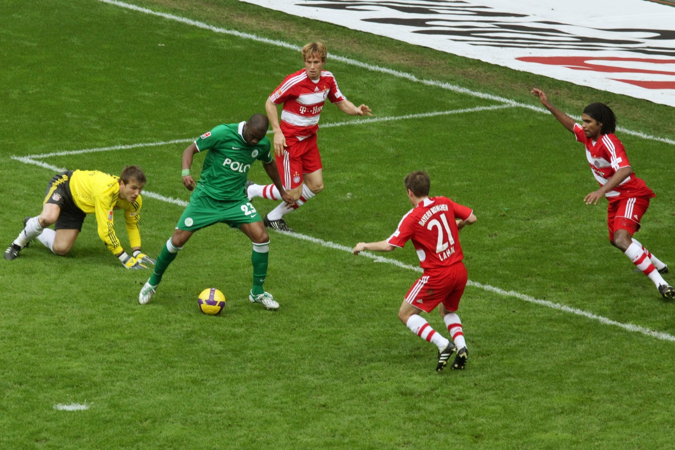 Das berühmte Tor zum 5:1. Grafite narrt die Abwehr des FC Bayern im Mai 2009. Foto: Imago Images